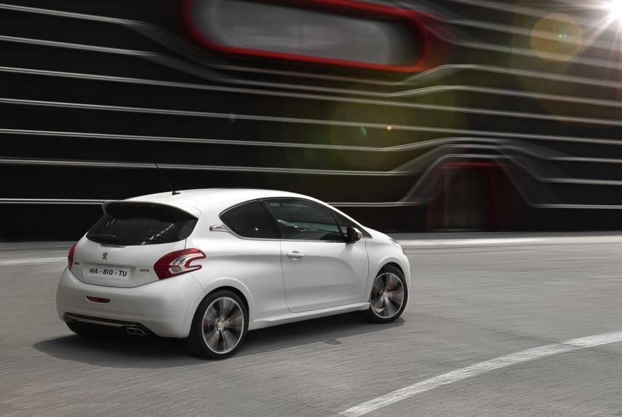  Peugeot 208 GTi 2012 года  (фото 25 из 32)